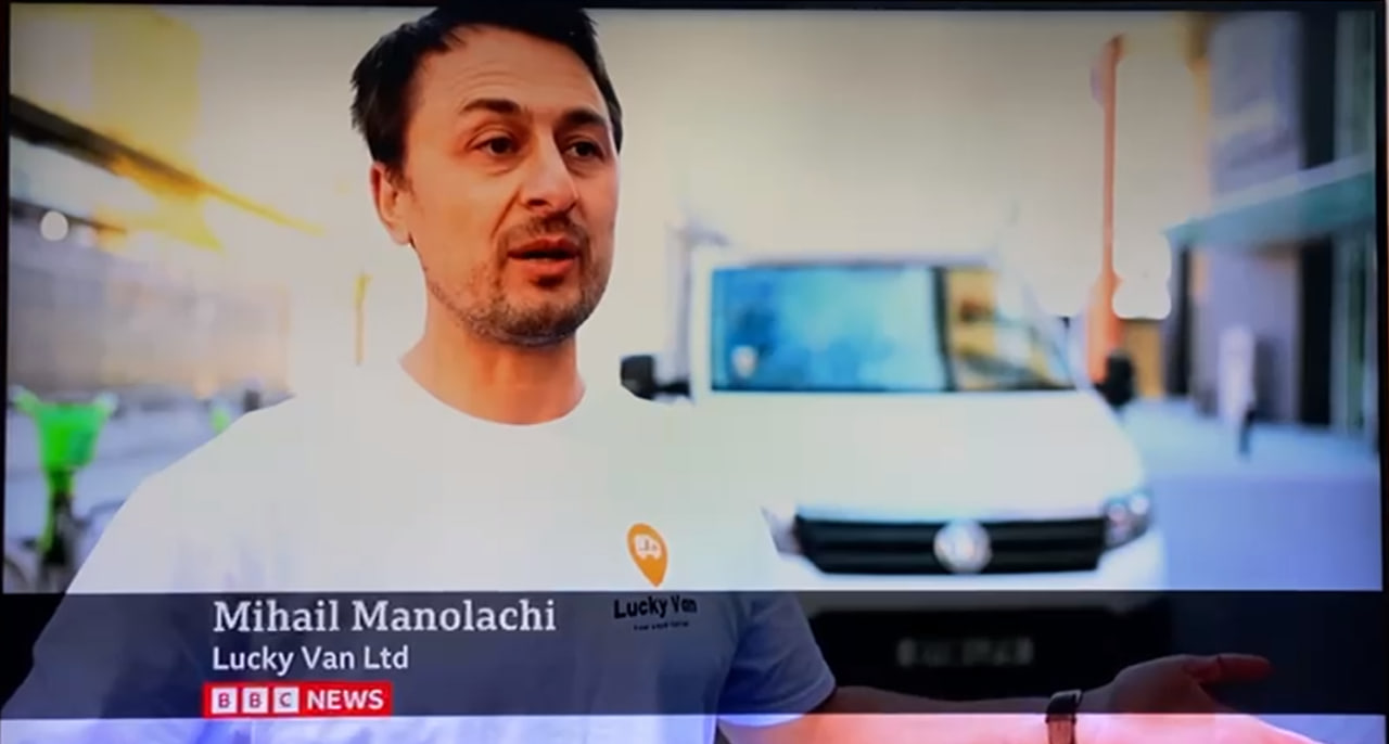 A photo from news reporting where Lucky Vant toik part to show how new tonnel is helping us with delivery service for business.